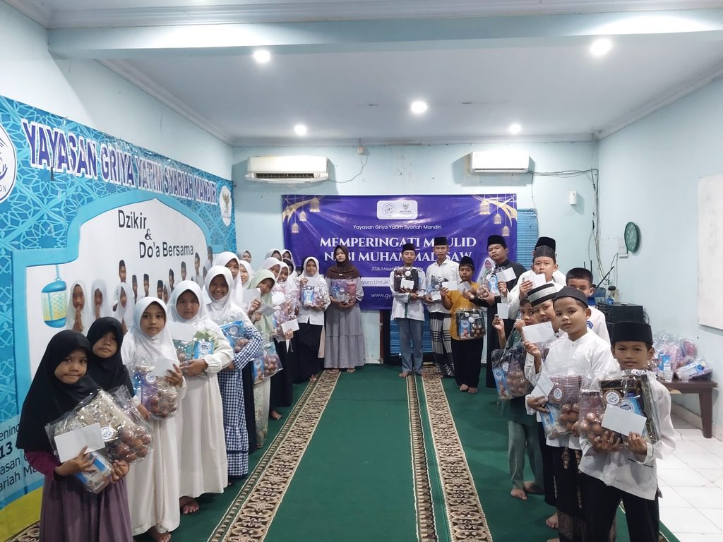 Anak-anak yatim dan dhuafa penerima santunan Maulid Nabi GYS tersenyum bahagia sambil memegang bingkisan gizi, alat sholat, dan uang tunai.