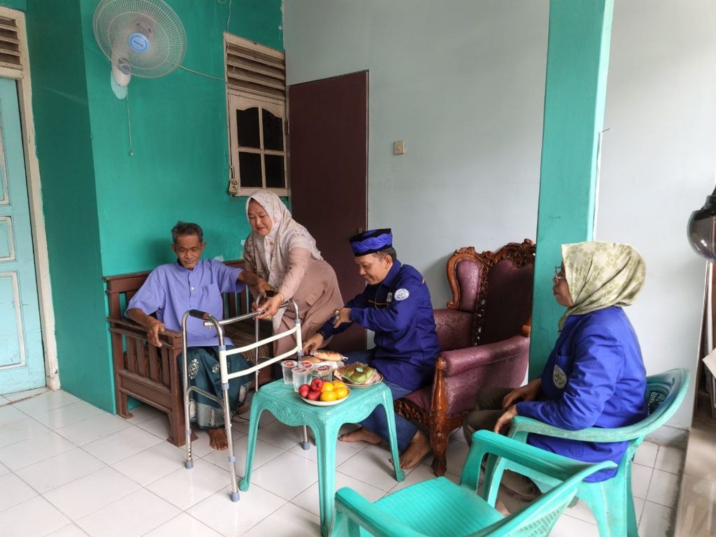 Kunjungan silaturahmi GYS kepada Pak RW 6 pascamputasi kaki