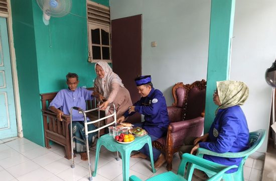 Kunjungan silaturahmi GYS kepada Pak RW 6 pascamputasi kaki