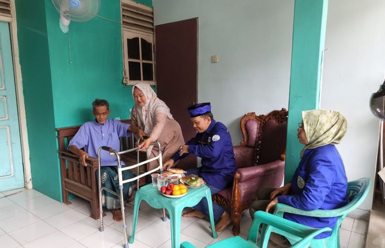 Kunjungan silaturahmi GYS kepada Pak RW 6 pascamputasi kaki