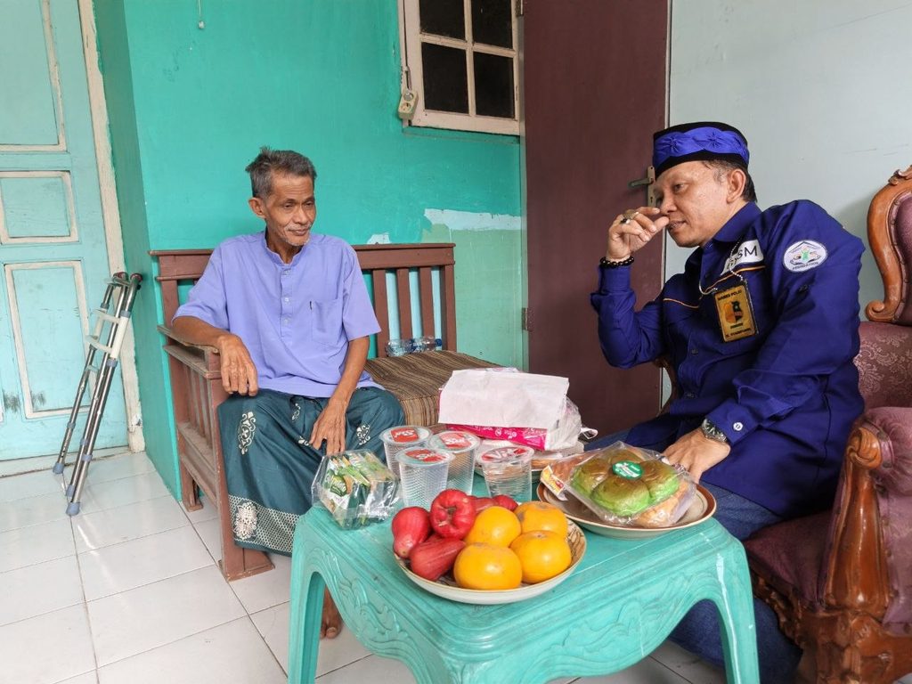 Kunjungan silaturahmi GYS kepada Pak RW 6 pascamputasi kaki