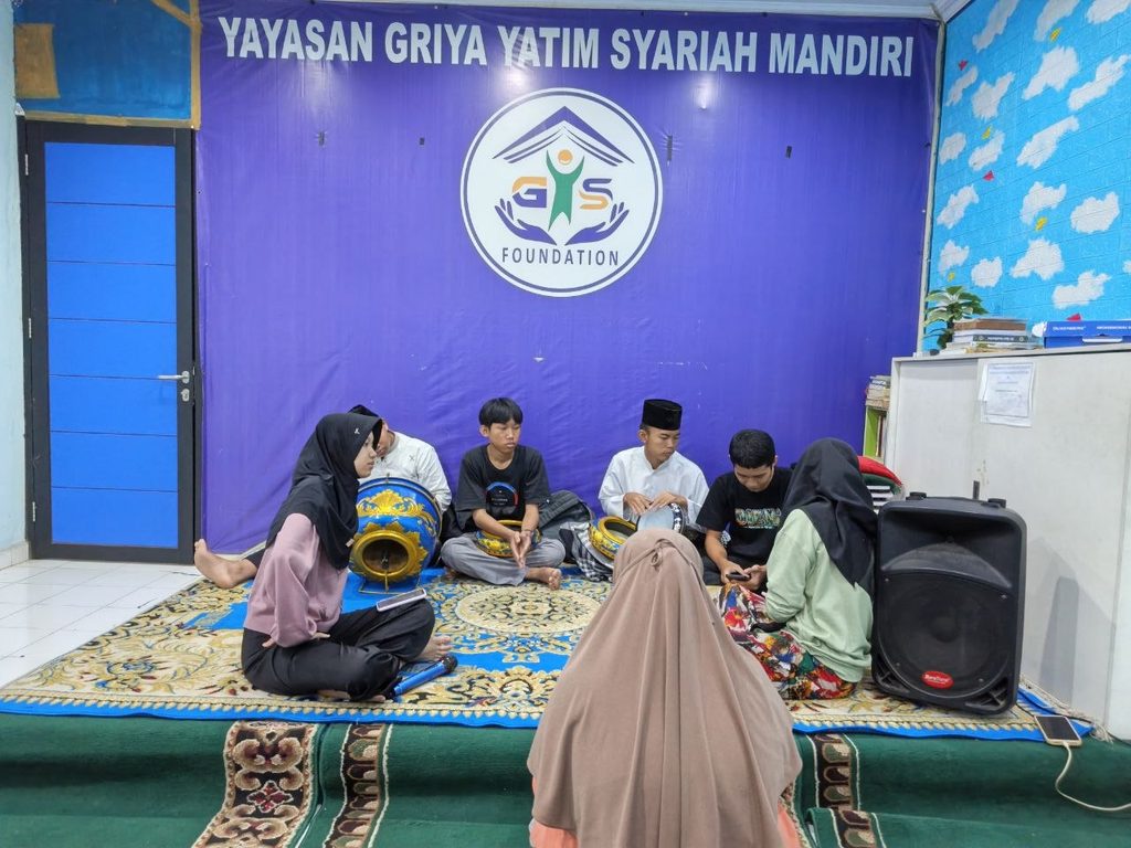 Anak binaan GYS berlatih memainkan alat musik hadroh bersama pada akhir pekan