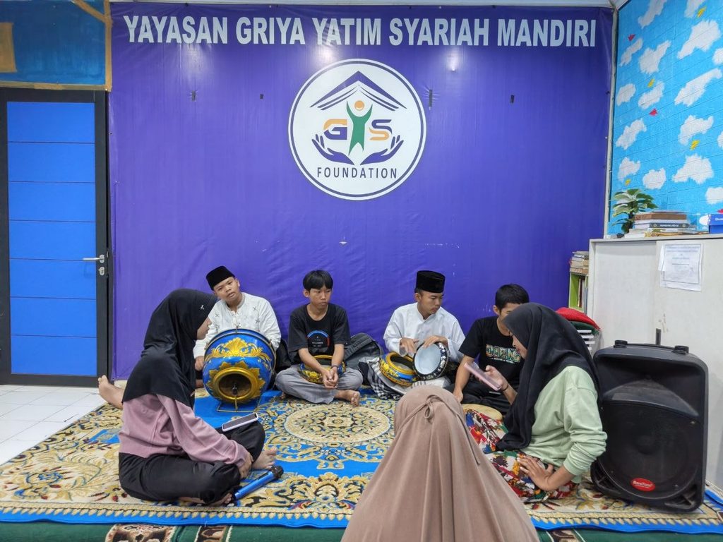 Anak binaan GYS berlatih memainkan alat musik hadroh bersama pada akhir pekan
