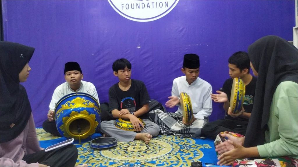 Anak binaan GYS berlatih memainkan alat musik hadroh bersama pada akhir pekan