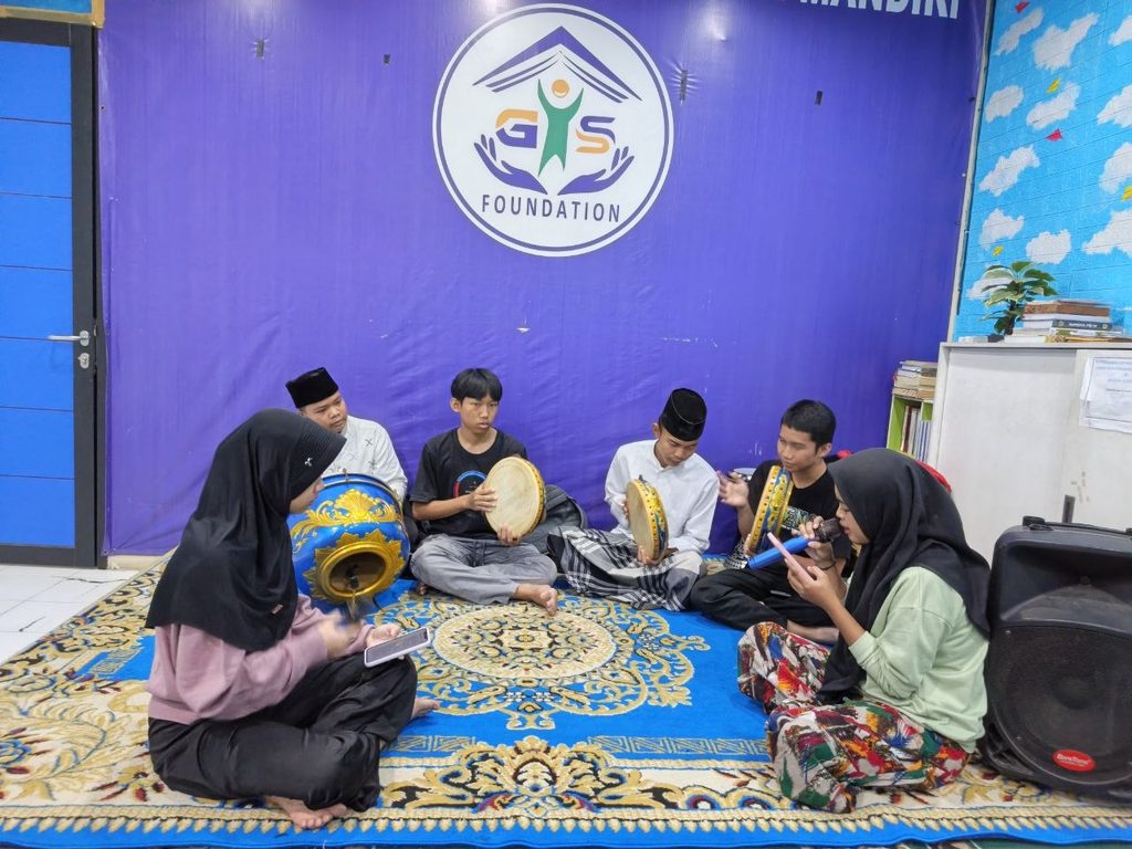 Anak binaan GYS berlatih memainkan alat musik hadroh bersama pada akhir pekan