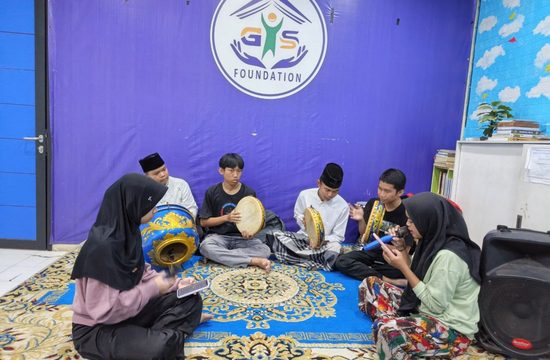 Anak binaan GYS berlatih memainkan alat musik hadroh bersama pada akhir pekan