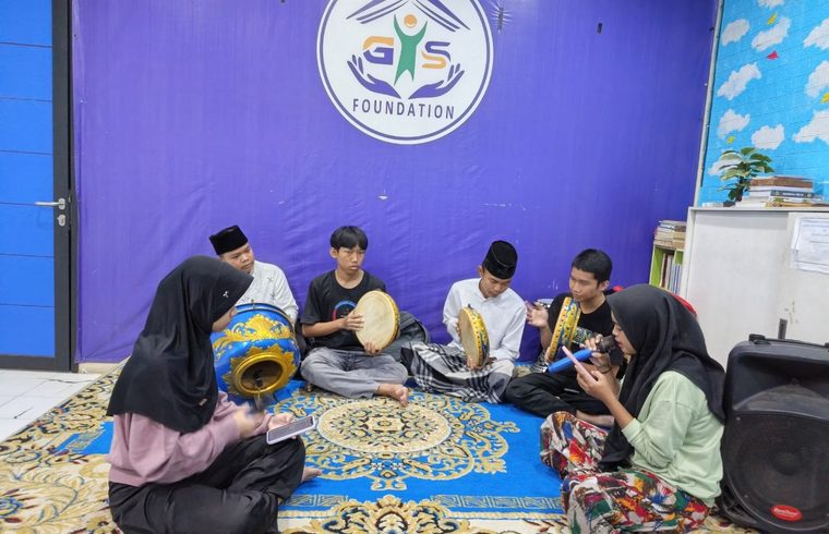 Anak binaan GYS berlatih memainkan alat musik hadroh bersama pada akhir pekan