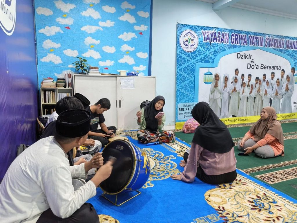 Anak binaan GYS berlatih memainkan alat musik hadroh bersama pada akhir pekan