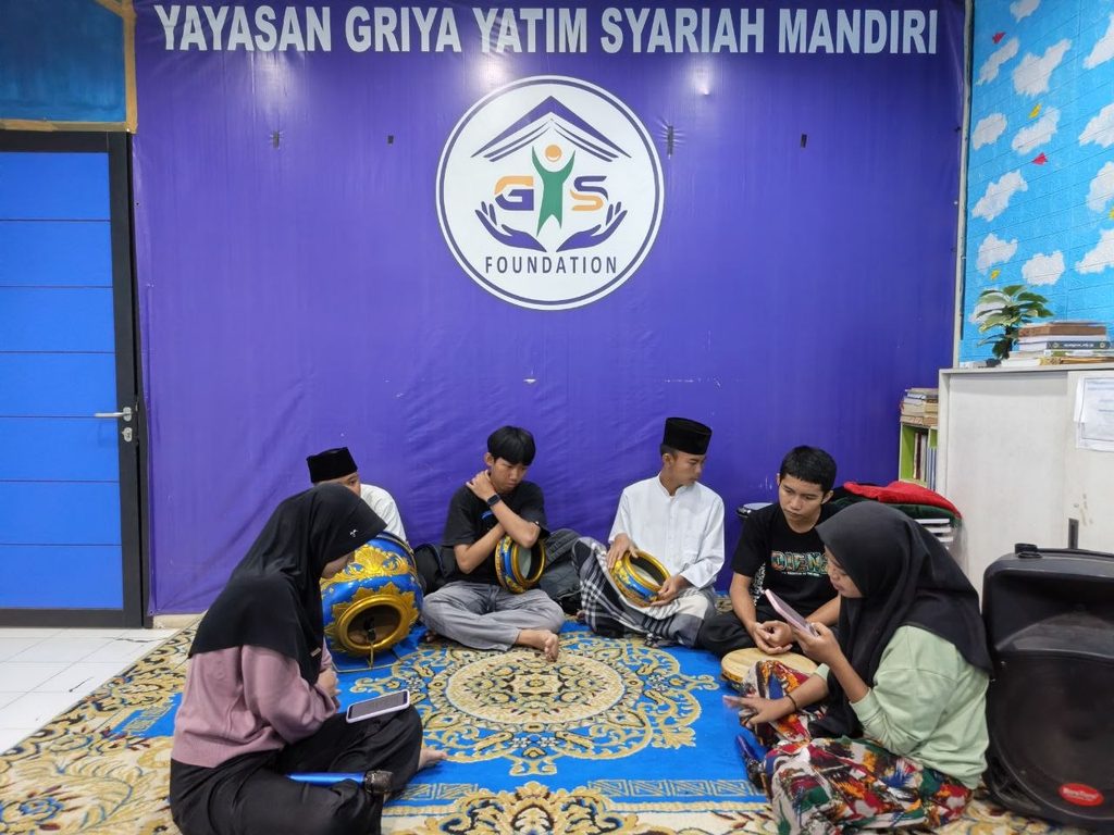 Anak binaan GYS berlatih memainkan alat musik hadroh bersama pada akhir pekan