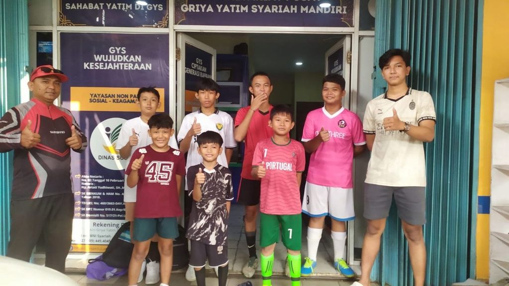 Anak binaan GYS mengikuti kegiatan olahraga futsal bersama di lapangan