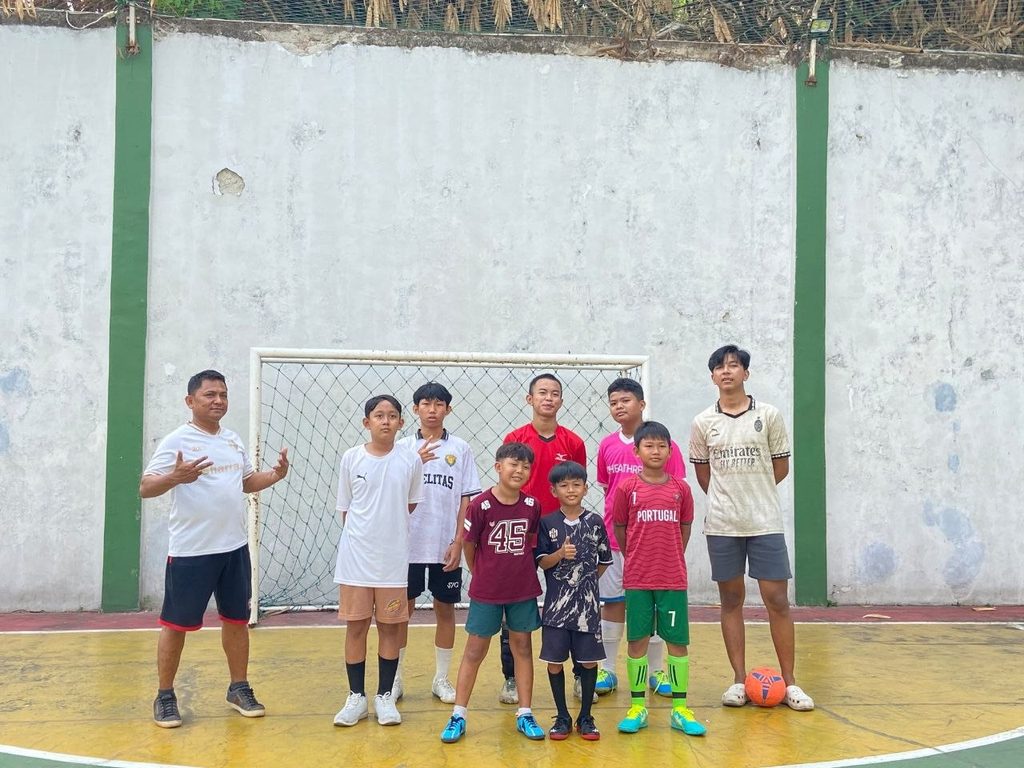 Anak binaan GYS mengikuti kegiatan olahraga futsal bersama di lapangan
