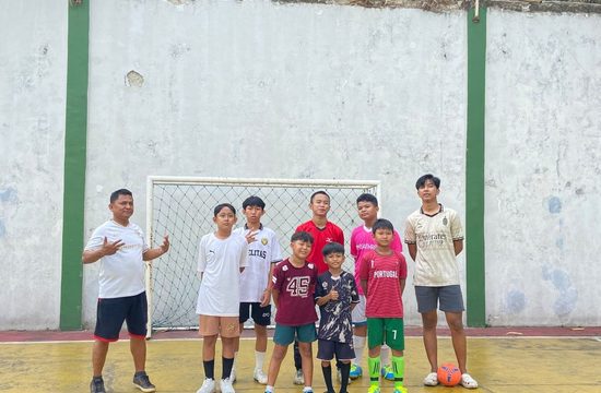 Anak binaan GYS mengikuti kegiatan olahraga futsal bersama di lapangan