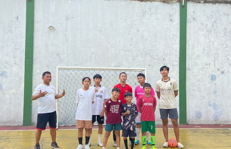 Anak binaan GYS mengikuti kegiatan olahraga futsal bersama di lapangan
