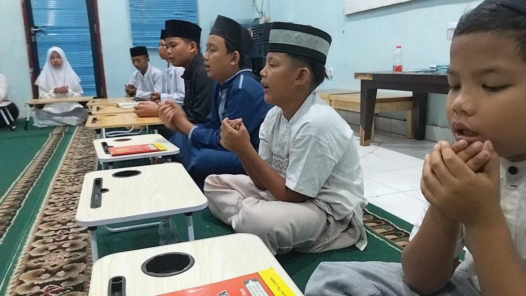 Kegiatan santunan Jumat Berkah pekanan untuk anak binaan GYS