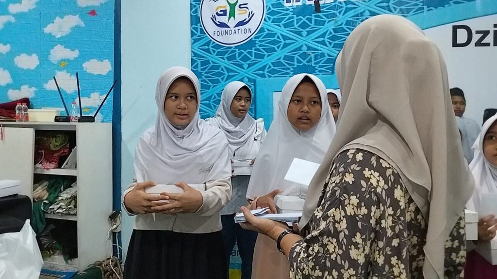 Kegiatan santunan Jumat Berkah pekanan untuk anak binaan GYS