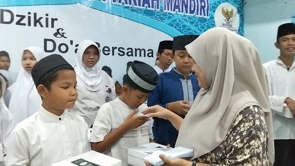 Kegiatan santunan Jumat Berkah pekanan untuk anak binaan GYS