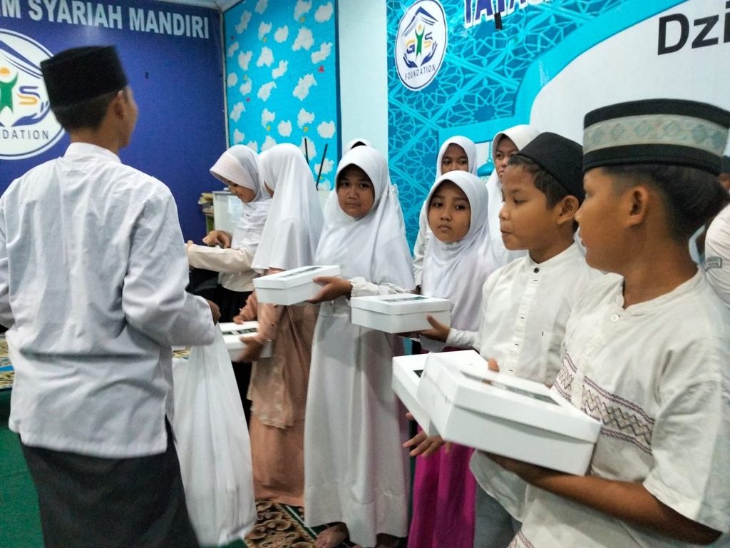 Kegiatan santunan Jumat Berkah pekanan untuk anak binaan GYS