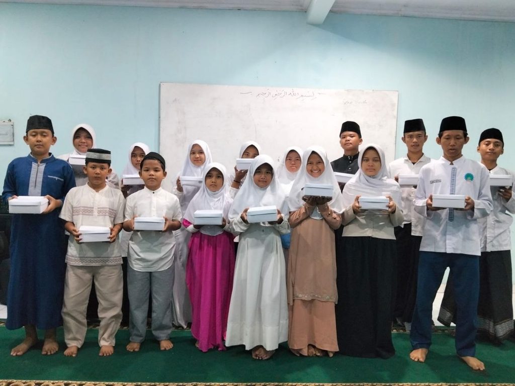 Kegiatan santunan Jumat Berkah pekanan untuk anak binaan GYS