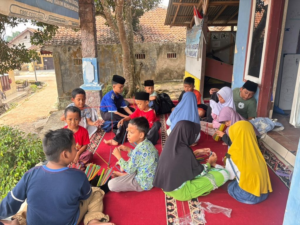 Adik-adik Griya Belajar GYS Pandeglang membuat menara dari sedotan bersama kelompok