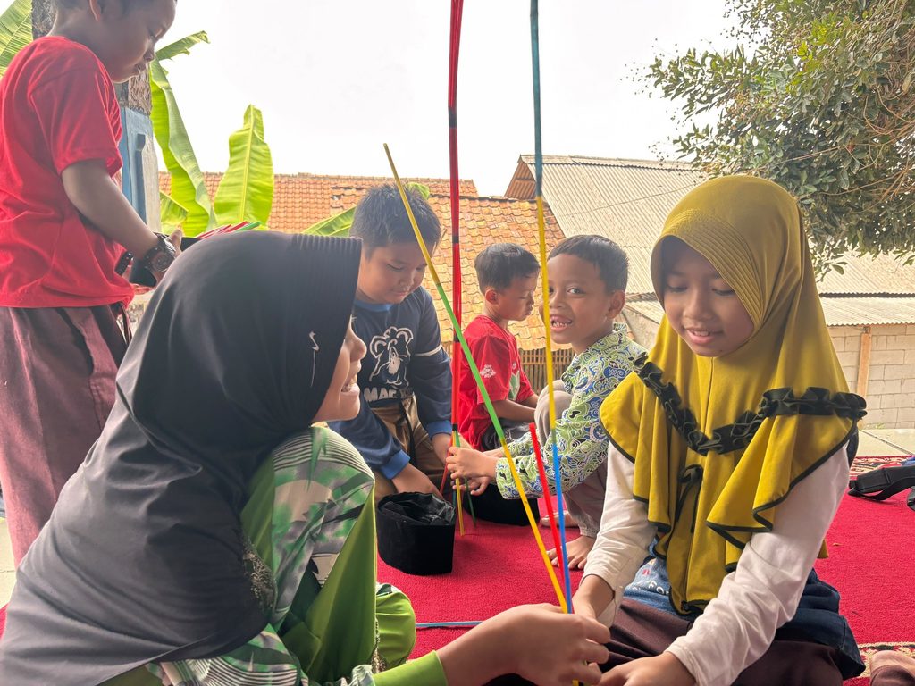 Adik-adik Griya Belajar GYS Pandeglang membuat menara dari sedotan bersama kelompok