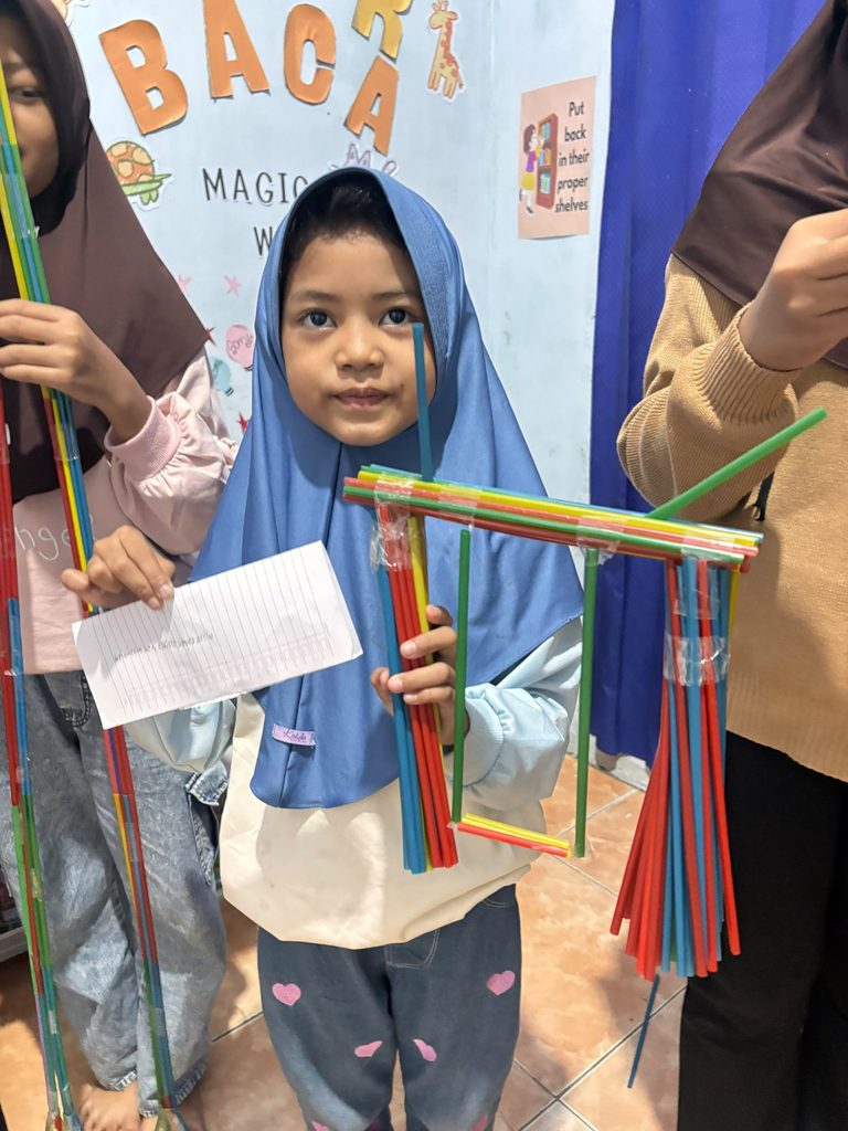 Adik-adik Griya Belajar GYS Pandeglang membuat menara dari sedotan bersama kelompok