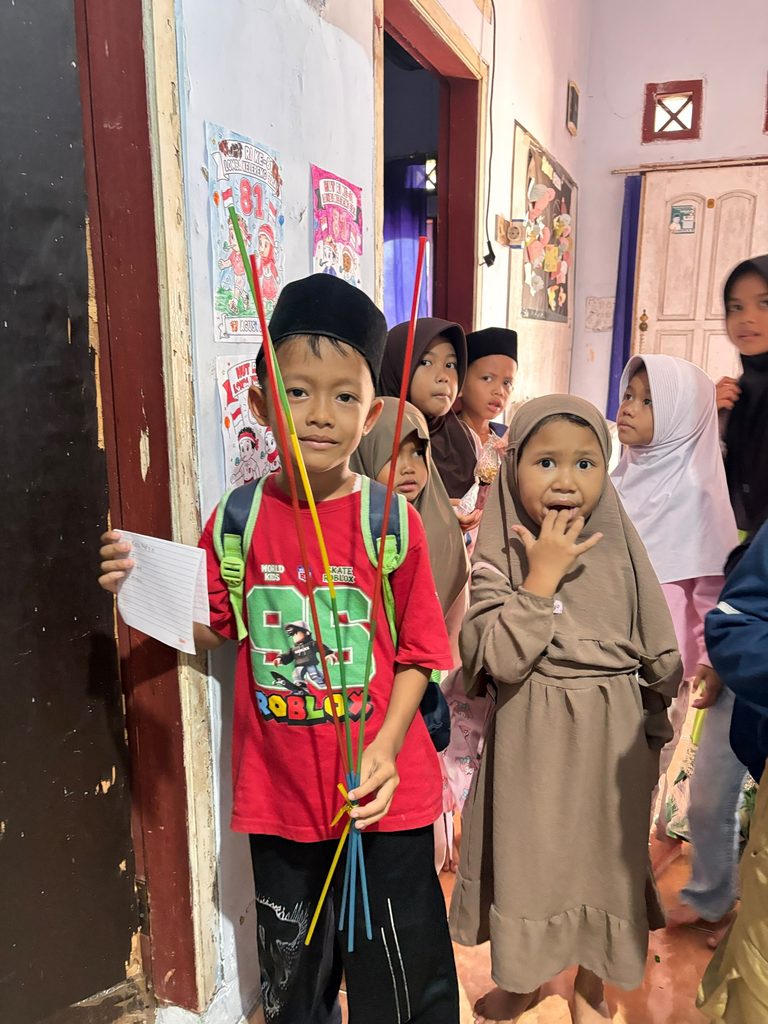 Adik-adik Griya Belajar GYS Pandeglang membuat menara dari sedotan bersama kelompok