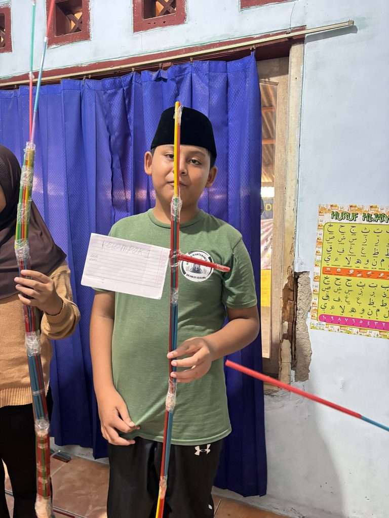 Adik-adik Griya Belajar GYS Pandeglang membuat menara dari sedotan bersama kelompok