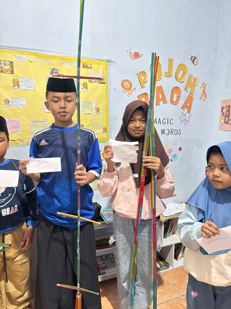 Adik-adik Griya Belajar GYS Pandeglang membuat menara dari sedotan bersama kelompok