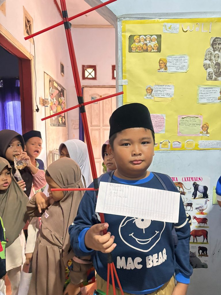 Adik-adik Griya Belajar GYS Pandeglang membuat menara dari sedotan bersama kelompok
