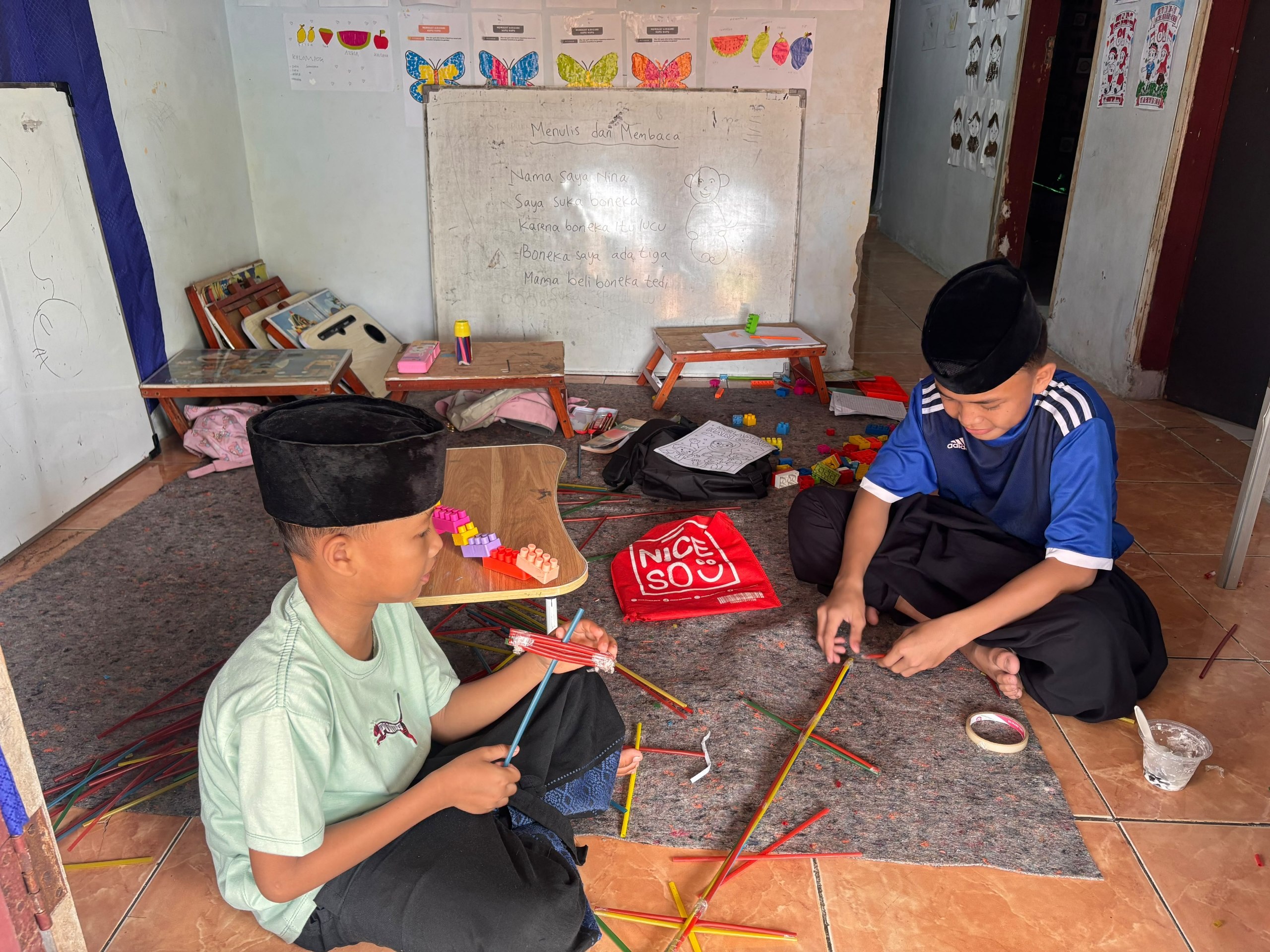 Adik-adik Griya Belajar GYS Pandeglang membuat menara dari sedotan bersama kelompok