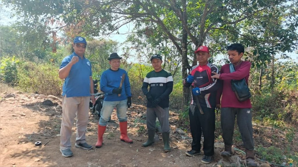 Tim GYS bersama relawan saat observasi lahan wakaf di Sukamaju, Cikakak, Sukabumi