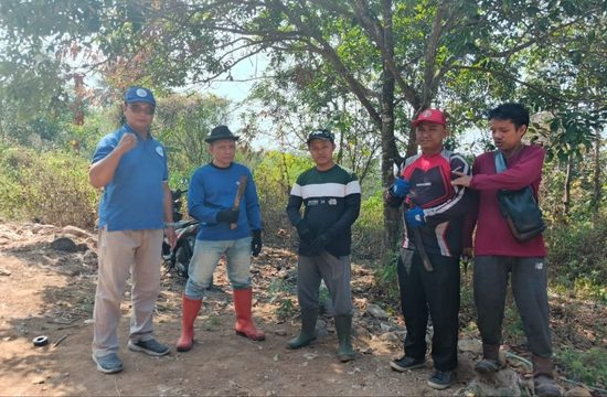 Tim GYS bersama relawan saat observasi lahan wakaf di Sukamaju, Cikakak, Sukabumi