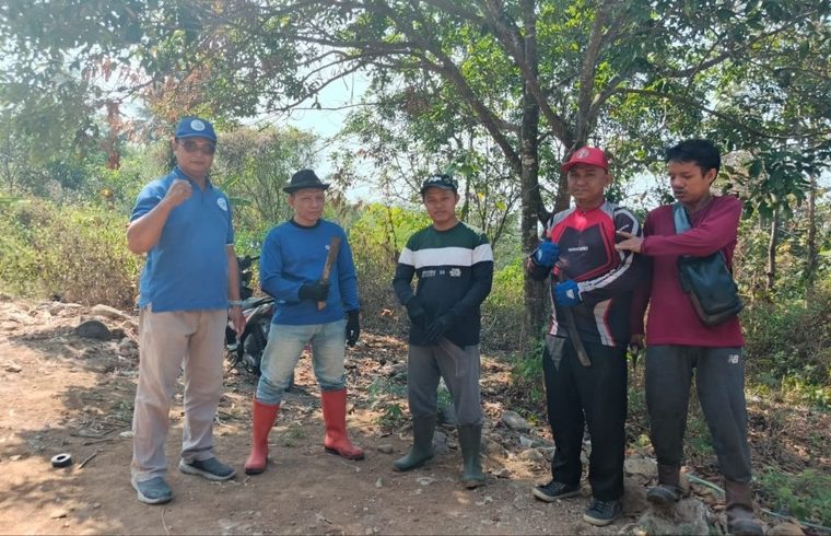 Tim GYS bersama relawan saat observasi lahan wakaf di Sukamaju, Cikakak, Sukabumi