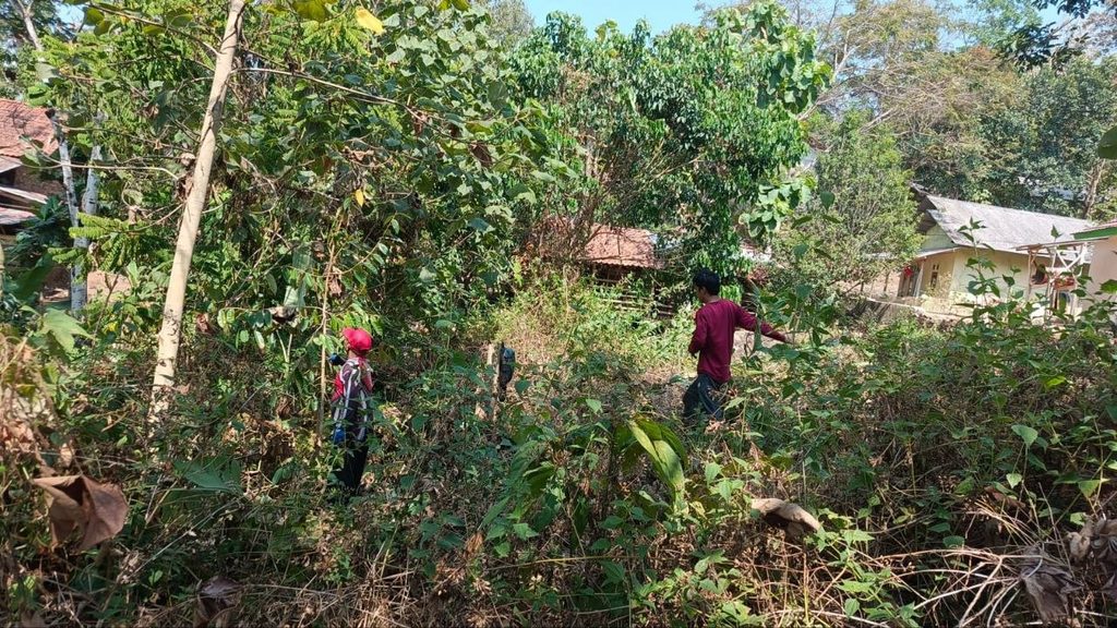 Tim GYS bersama relawan saat observasi lahan wakaf di Sukamaju, Cikakak, Sukabumi