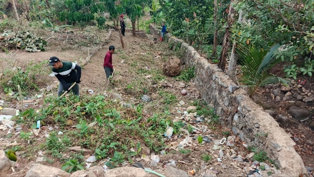 Tim GYS bersama relawan saat observasi lahan wakaf di Sukamaju, Cikakak, Sukabumi