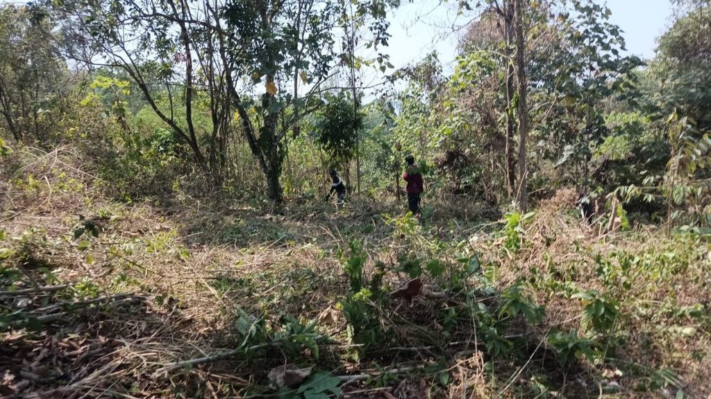 Tim GYS bersama relawan saat observasi lahan wakaf di Sukamaju, Cikakak, Sukabumi